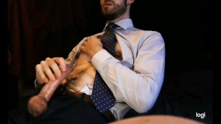 Homme en costard éjacule sur son torse