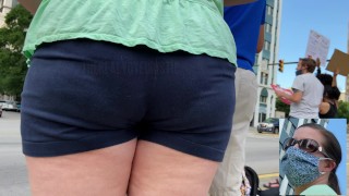 Candid 4k – MILF Standing Around in VPL Blue Pants