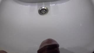 Joven se Mea en el Lavabo